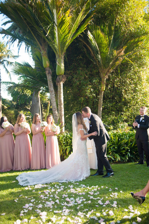 bride and groom kissing at Santa Barbara zoo wedding